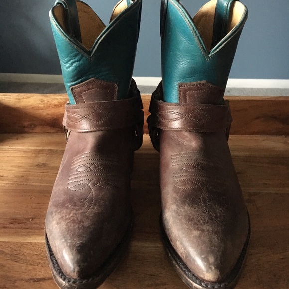 frye billy chain short boot